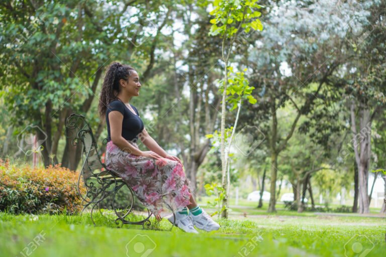 Qué lecciones de vida ofrece "Persona Normal" de Benito Taibo 24 joven reflexionando en un entorno natural