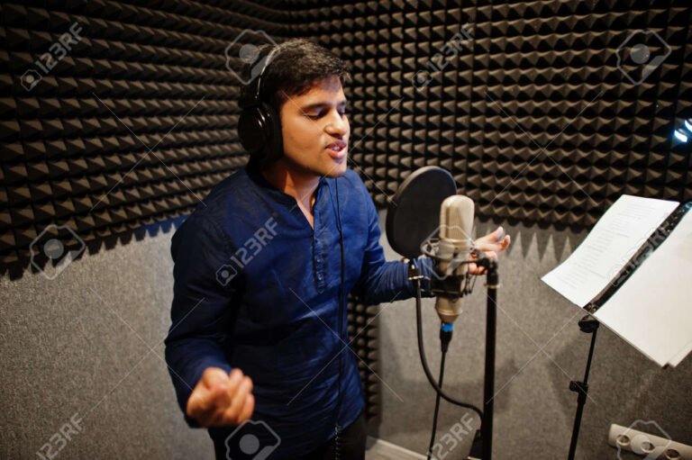 Cómo Hacer Directos en TikTok y Atraer Más Espectadores 5 joven transmitiendo en vivo con entusiasmo