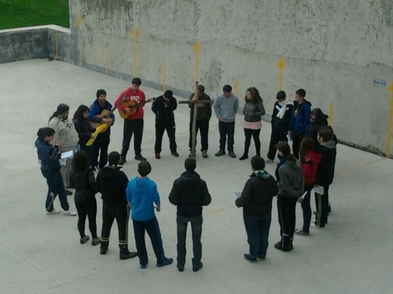 Qué temas interesantes puedo usar para predicar a jóvenes cristianos 20 jovenes celebrando en comunidad cristiana