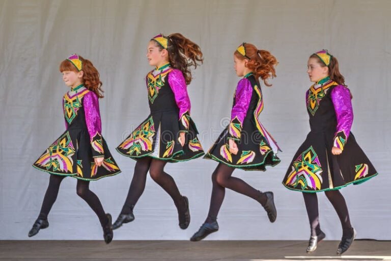Cómo elegir los mejores trajes para danza cristiana juveniles 28 jovenes danzando con trajes coloridos