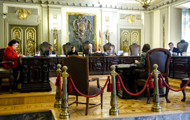 En qué consiste la reforma al Poder Judicial y cuáles son sus implicaciones 7 jueces en accion en una sala judicial