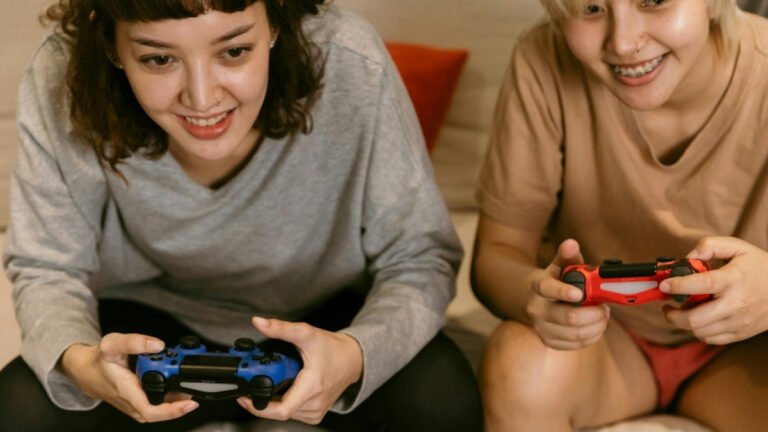 Qué preguntas puedes hacer en el juego We’re Not Really Strangers 9 jugadores compartiendo momentos en el juego