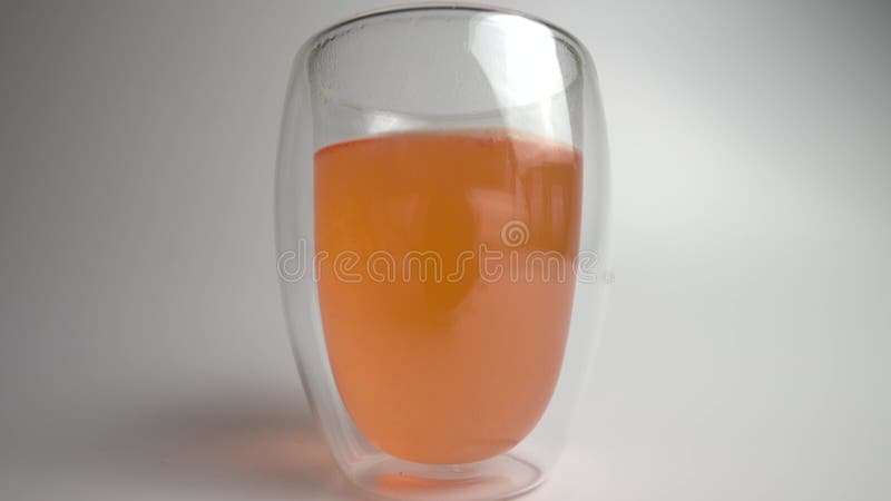Cómo preparar un delicioso jugo de manzana espumoso sin alcohol 1 jugo de manzana en vaso transparente burbujeante