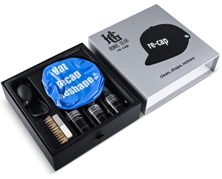 kit de limpieza new era sobre superficie blanca