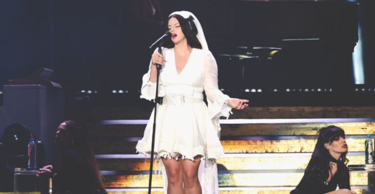 lana del rey en un escenario vibrante