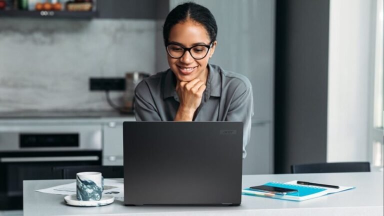 Cómo son las laptops Acer en cuanto a rendimiento y calidad 16 laptop acer en entorno de trabajo