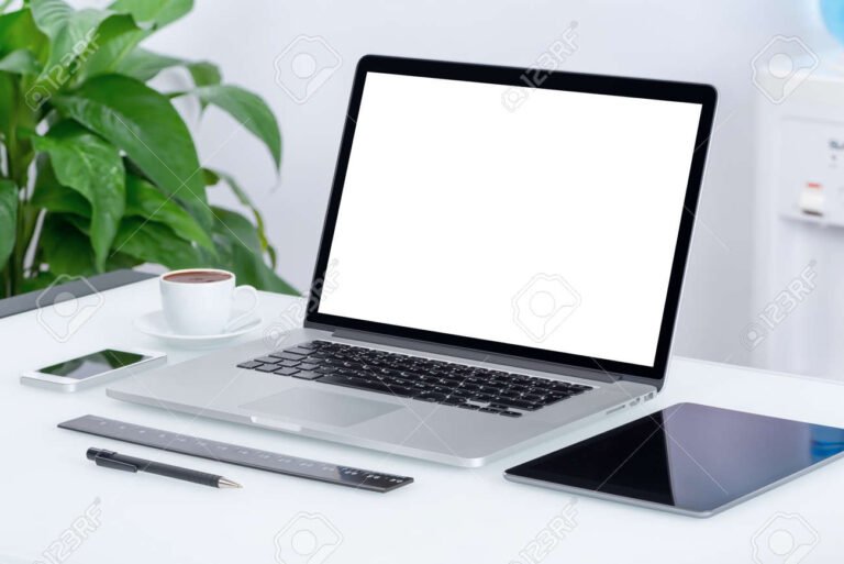 laptop moderna sobre una mesa de trabajo