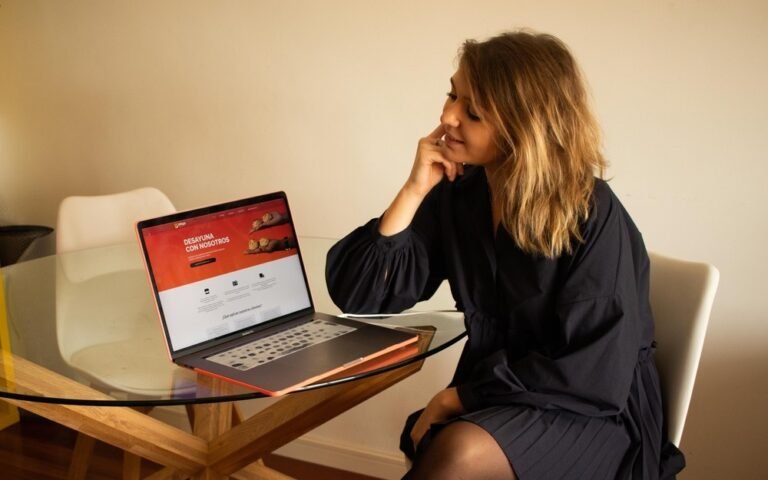 laptop sobre mostrador de empeno