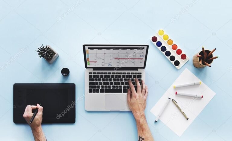 Qué aspectos debo revisar antes de comprar una laptop nueva 18 laptop sobre una mesa con herramientas