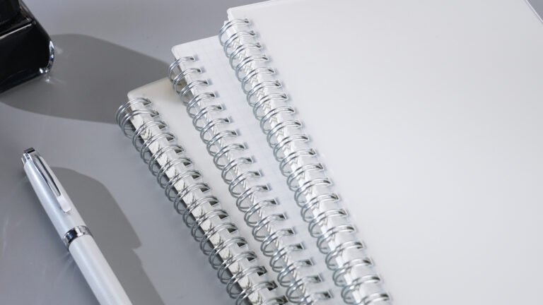 libreta profesional con punto guia abierta