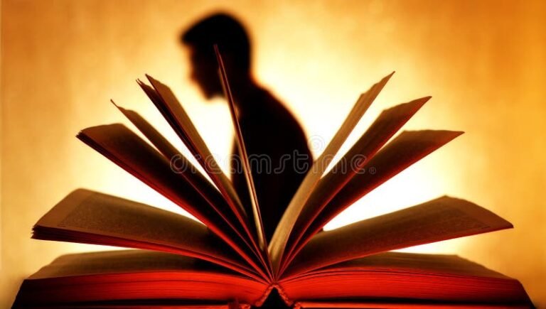 libro abierto con sombras misteriosas