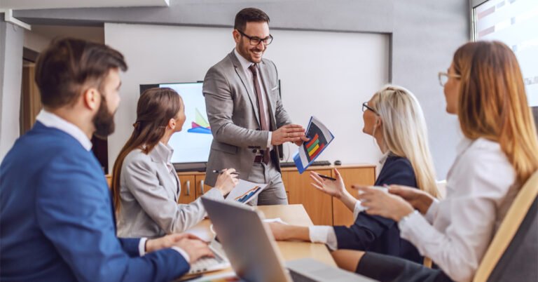 Qué cualidades debe tener un líder efectivo en su equipo 16 lider inspirador guiando a su equipo