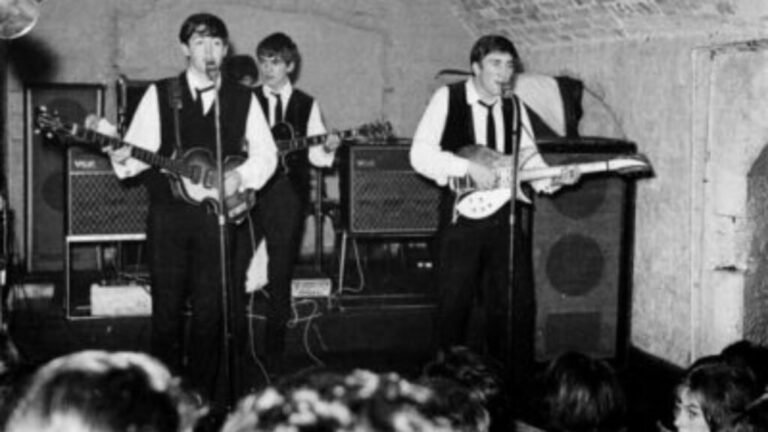 los beatles en un concierto vibrante