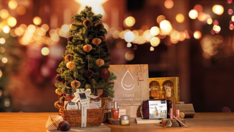 lucia eligiendo un regalo en una tienda