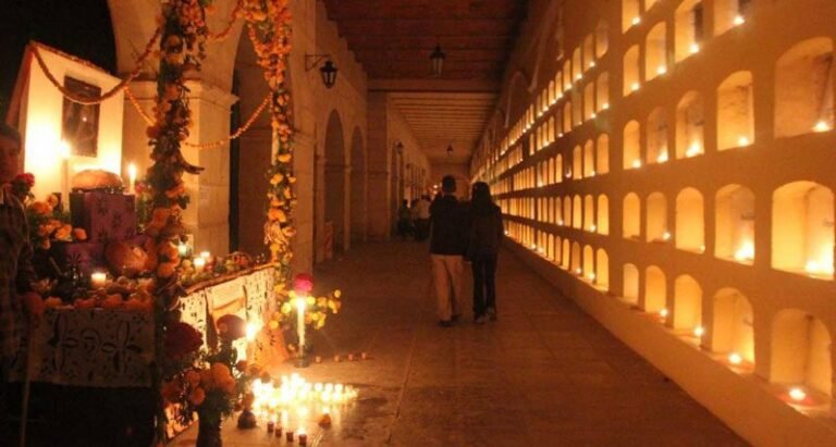 luz de velas en un altar funerario