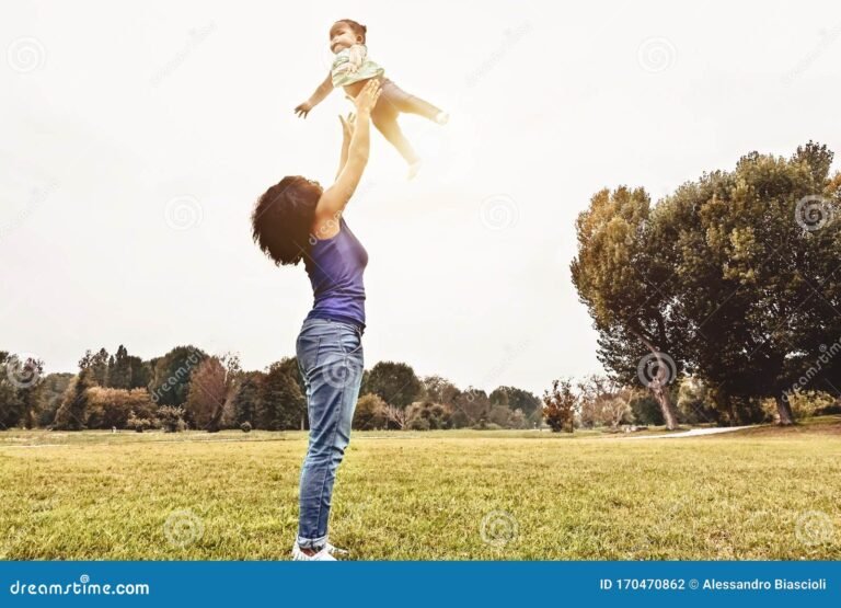 De qué trata la canción "Little Mommy Tierna Como Yo" 30 madre e hija disfrutando juntas al aire libre