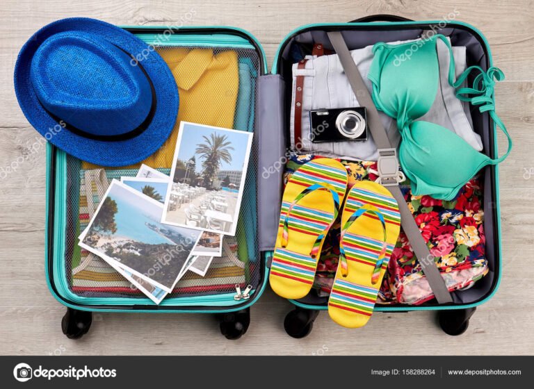 maleta llena de articulos de playa