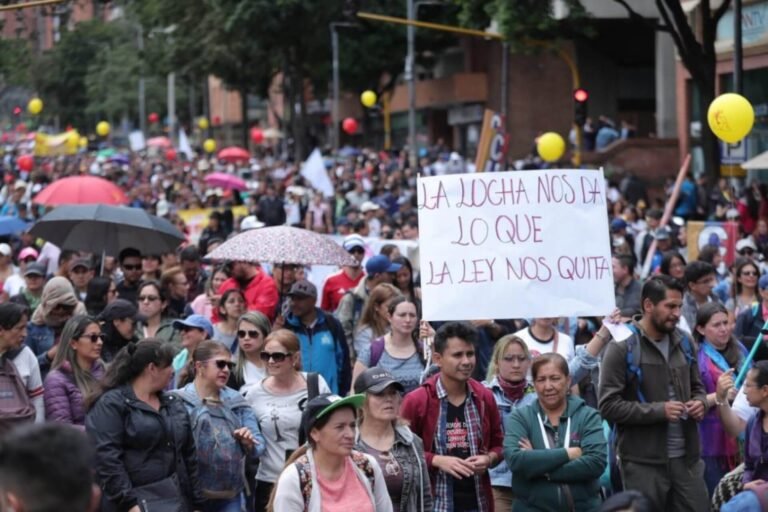 Qué ejemplos de experiencias de la no violencia han impactado la historia 8 manifestacion pacifica en la calle