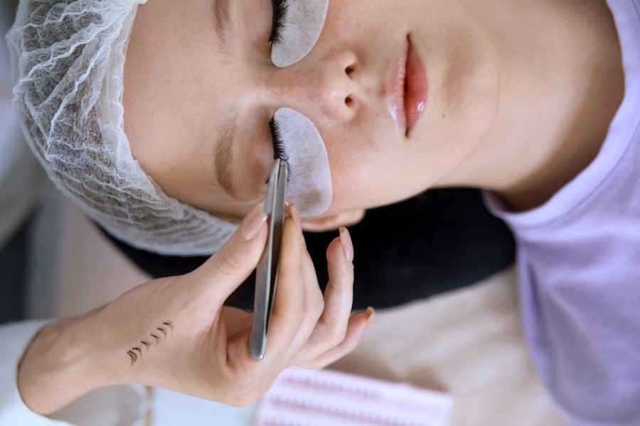 Cómo poner pestañas postizas una por una de manera efectiva 3 Cómo poner pestañas postizas una por una de manera efectiva