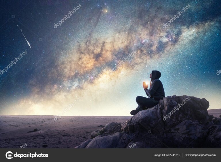 Dios mío, cómo puedo recibir tu ayuda y guía en momentos difíciles 3 manos en oracion bajo un cielo estrellado