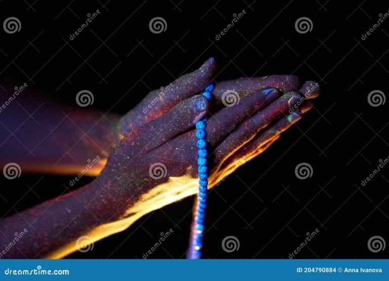 manos en oracion con luz divina