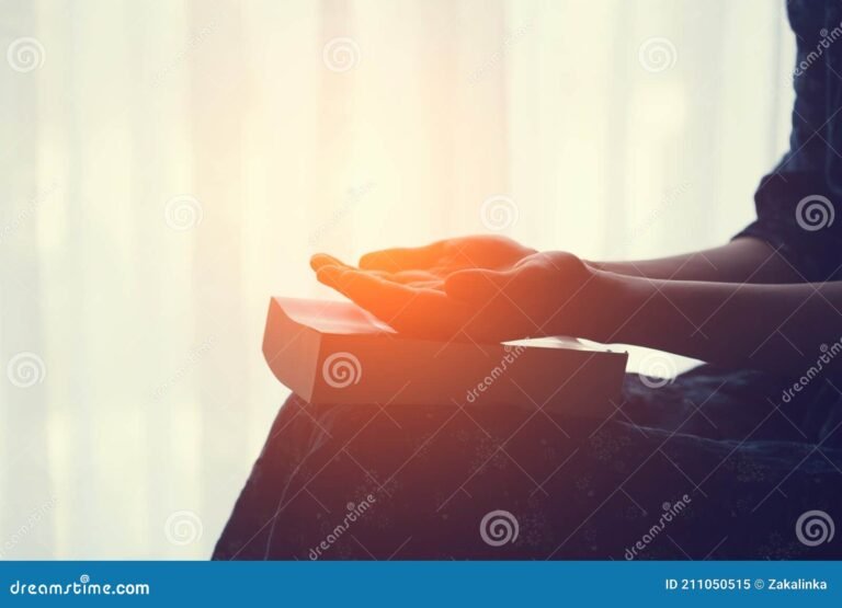 manos en oracion con luz espiritual 1