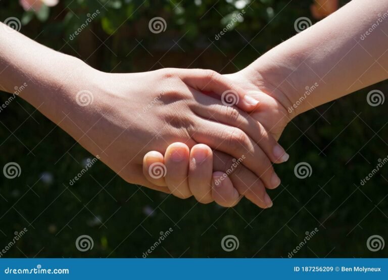 Qué significado tiene "No temas porque yo estoy contigo" en la Biblia 21 manos entrelazadas en senal de apoyo