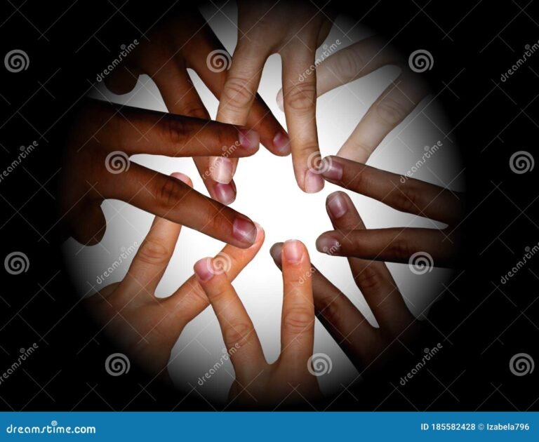 De qué trata la frase "Este dolor no es mío" de Gandhi 26 manos entrelazadas en senal de paz