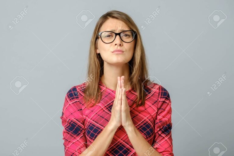 manos entrelazadas en senal de perdon