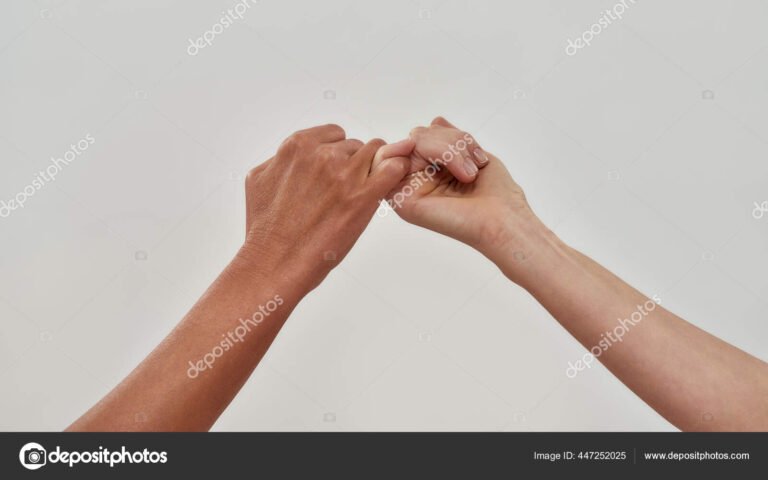 Cómo puedo presentar un tema sobre el perdón de manera efectiva 18 manos entrelazadas en un gesto de reconciliacion