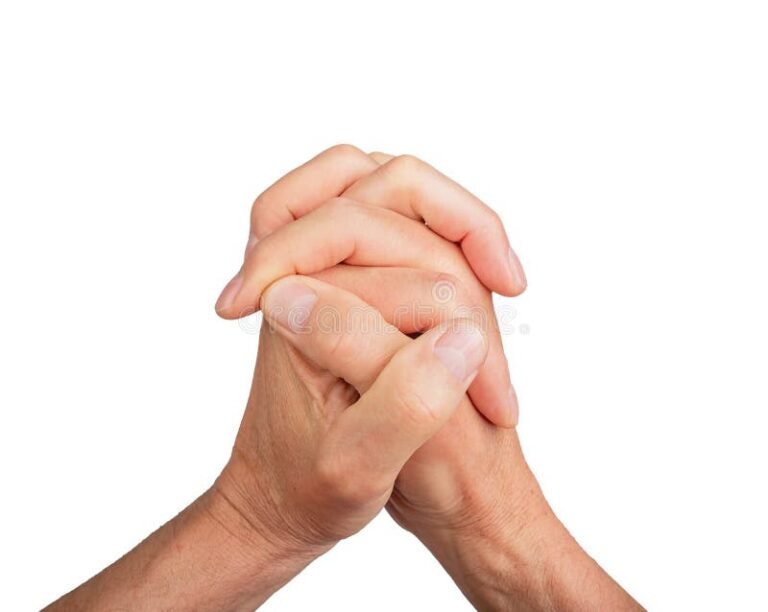 manos entrelazadas simbolizando conexion y armonia