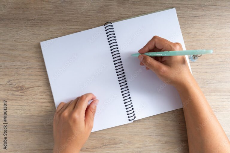 Cómo conseguir textos en cursiva para copiar fácilmente 23 manos escribiendo en un cuaderno