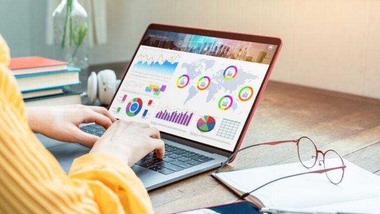 manos escribiendo en una hoja de calculo