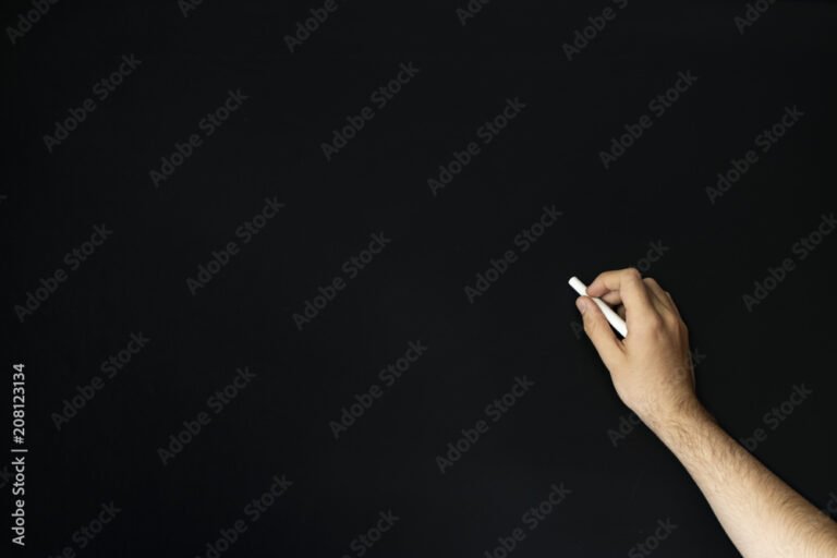 Cómo transformar el lenguaje común en lenguaje algebraico fácilmente 1 manos escribiendo en una pizarra blanca