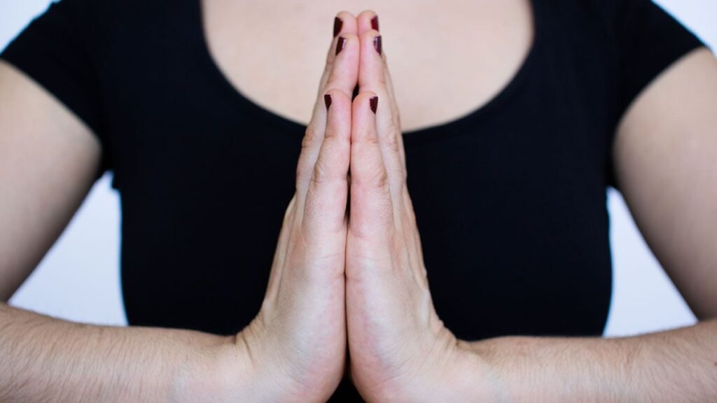 Cómo hacer una oración "ven a mí" para atraer el amor 7 Cómo hacer una oración «ven a mí» para atraer el amor