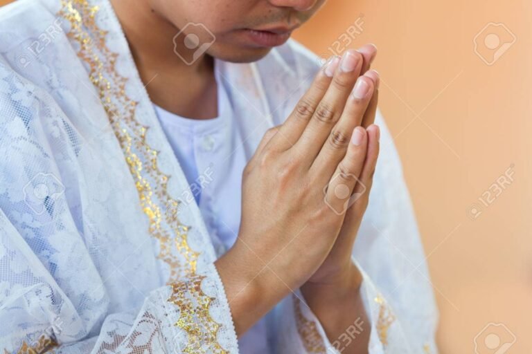 manos juntas en senal de oracion