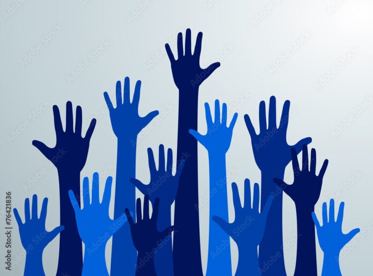 manos levantadas hacia el cielo