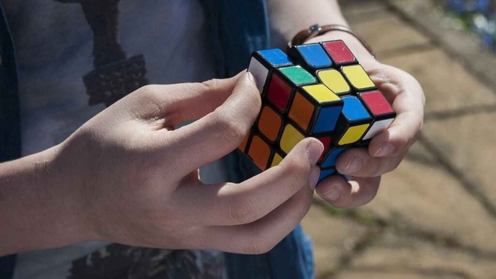 Cómo armar un cubo Rubik utilizando patrones y técnicas efectivas