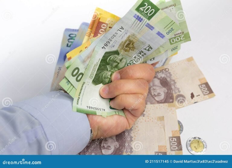 manos sosteniendo billetes y monedas