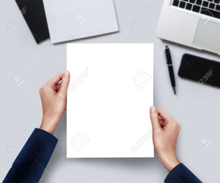 Cómo puedo reclamar mis utilidades si fui ex trabajador 29 manos sosteniendo documentos de trabajo