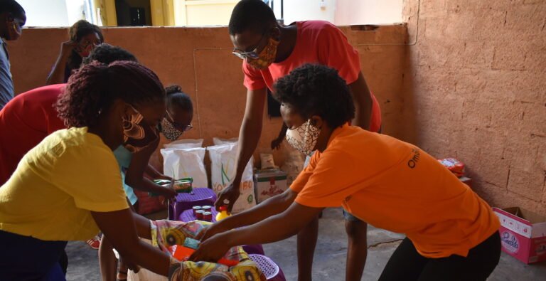 manos unidas ayudando a otros