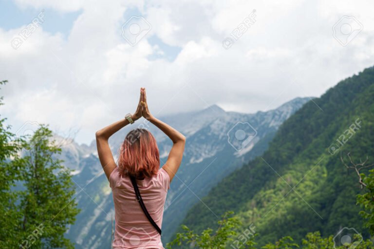 Qué oración hacerle a Dios en momentos difíciles y de crisis 15 manos unidas en oracion en la naturaleza