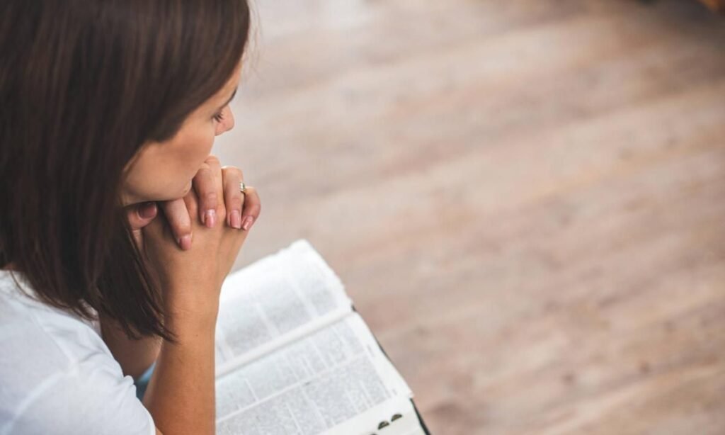 Qué significan y cómo se rezan el Padre Nuestro y el Ave María 1 manos unidas en oracion silenciosa