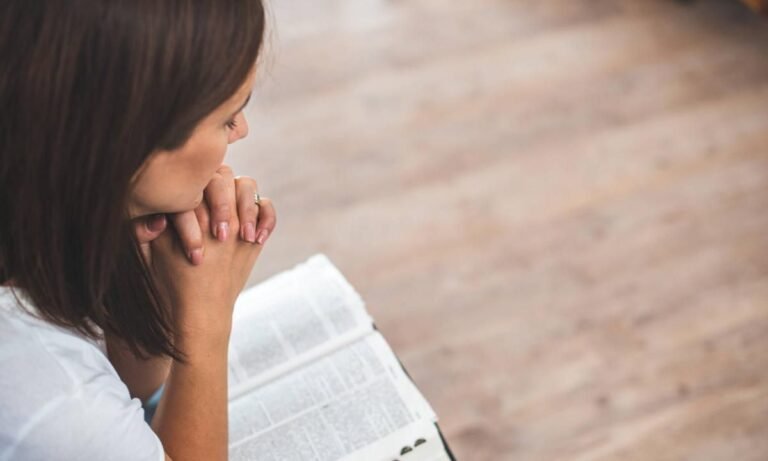 manos unidas en oracion silenciosa