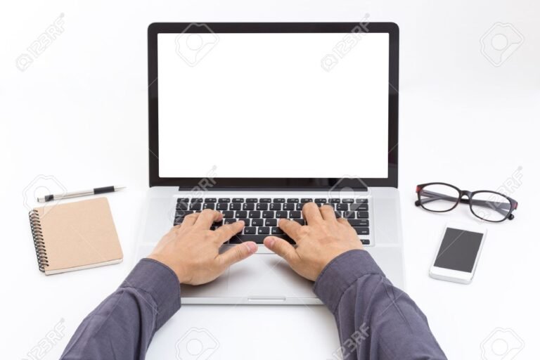 manos usando teclado y pantalla de computadora