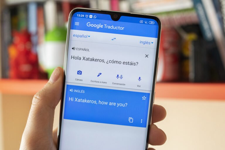 manos utilizando un traductor en computadora