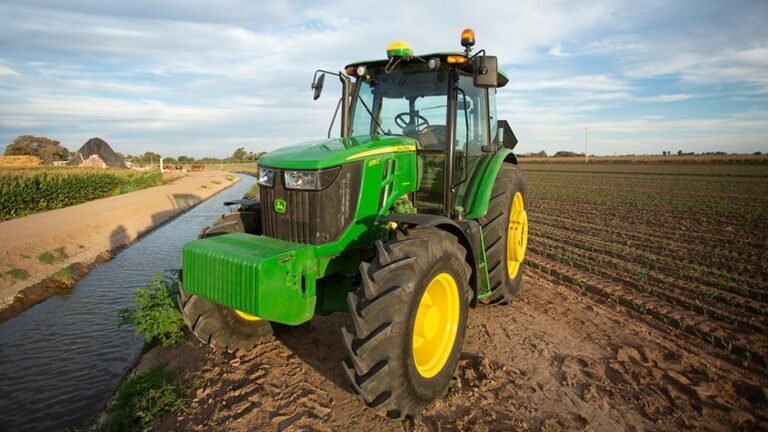 maquinaria john deere en un campo verde