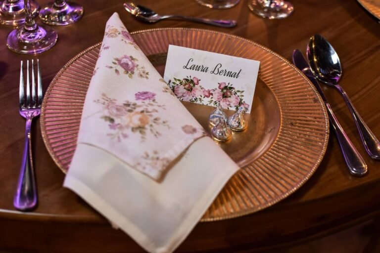 marcadores artisticos sobre una mesa creativa