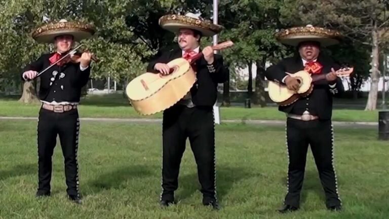 Dónde encontrar mañanitas con mariachi para celebrar cumpleaños 19 mariachi tocando en una fiesta de cumpleanos