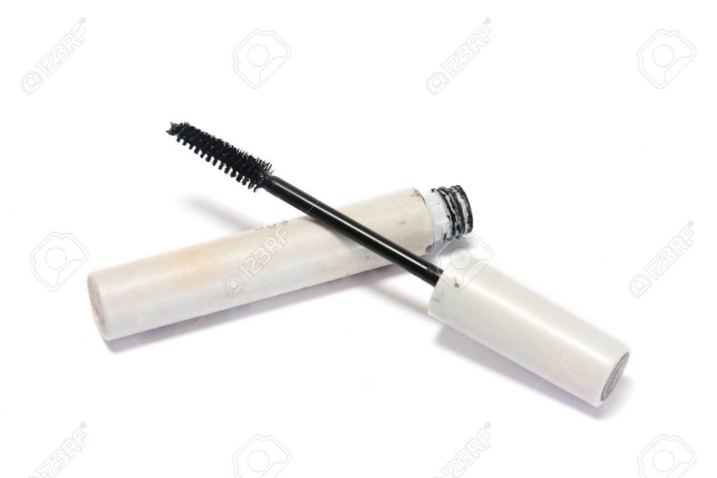 Qué opinan los usuarios sobre Maybelline The Falsies Lash Lift 1 mascara de pestanas en un fondo neutro